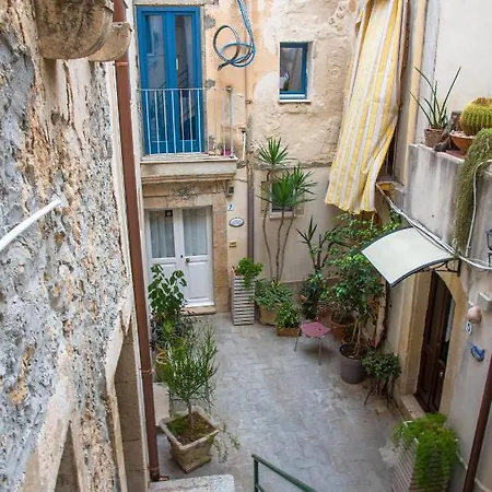 Dimora Di Levante- Ortigia Holidays בית הארחה